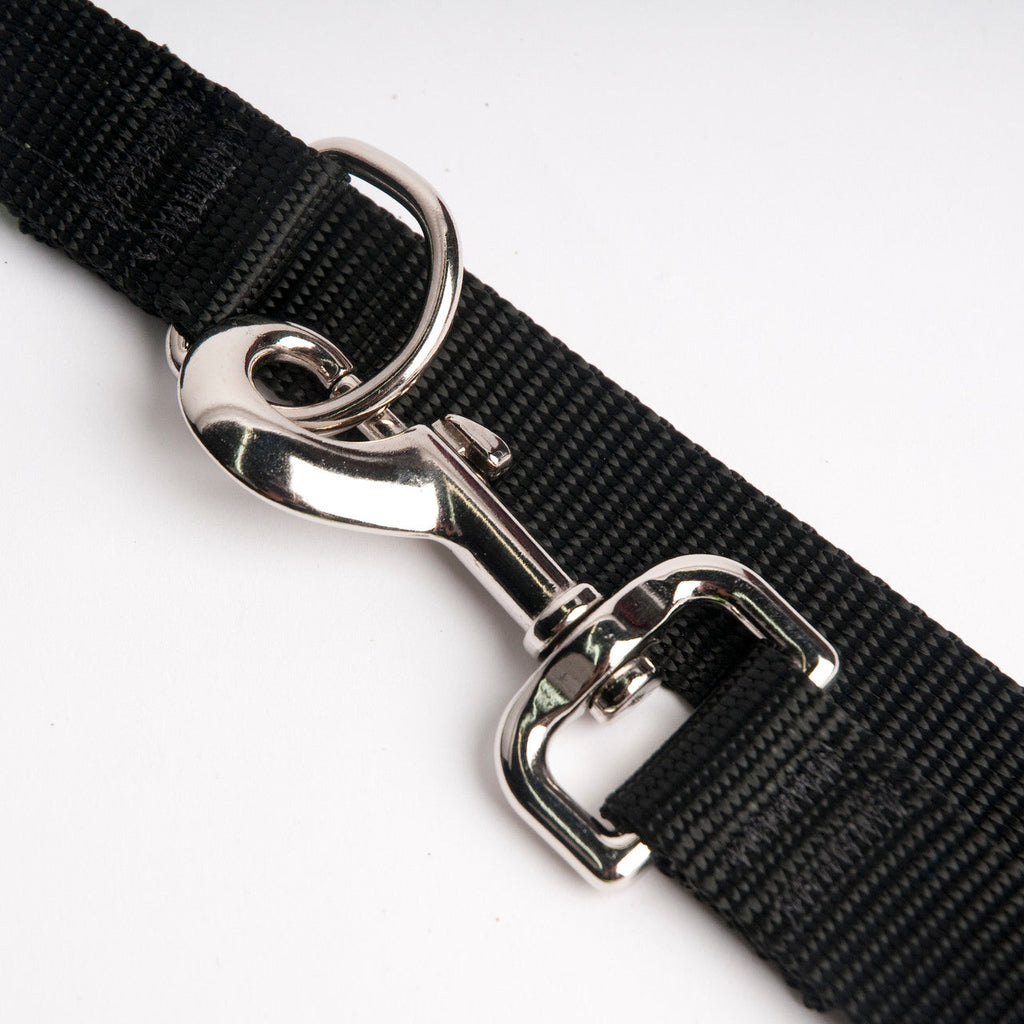 Smoochy Poochy hands-free leash featuring a double-ended clip and sturdy black nylon fabric.